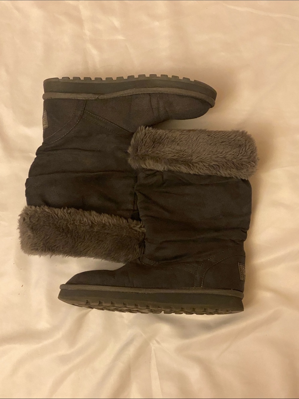 Skechers grey and black adult woman boots.